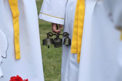 Jakie sprzęty i naczynia liturgiczne używane są podczas procesji?